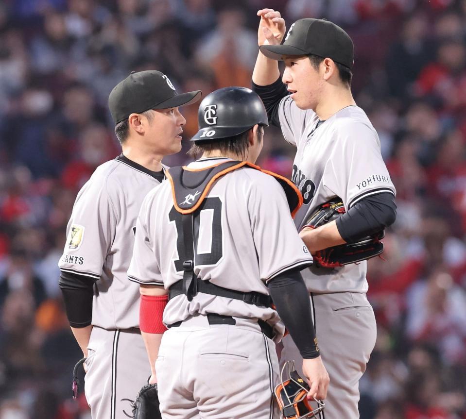 　２回、杉内投手チーフコーチの話を聞く戸郷（撮影・市尻達拡）