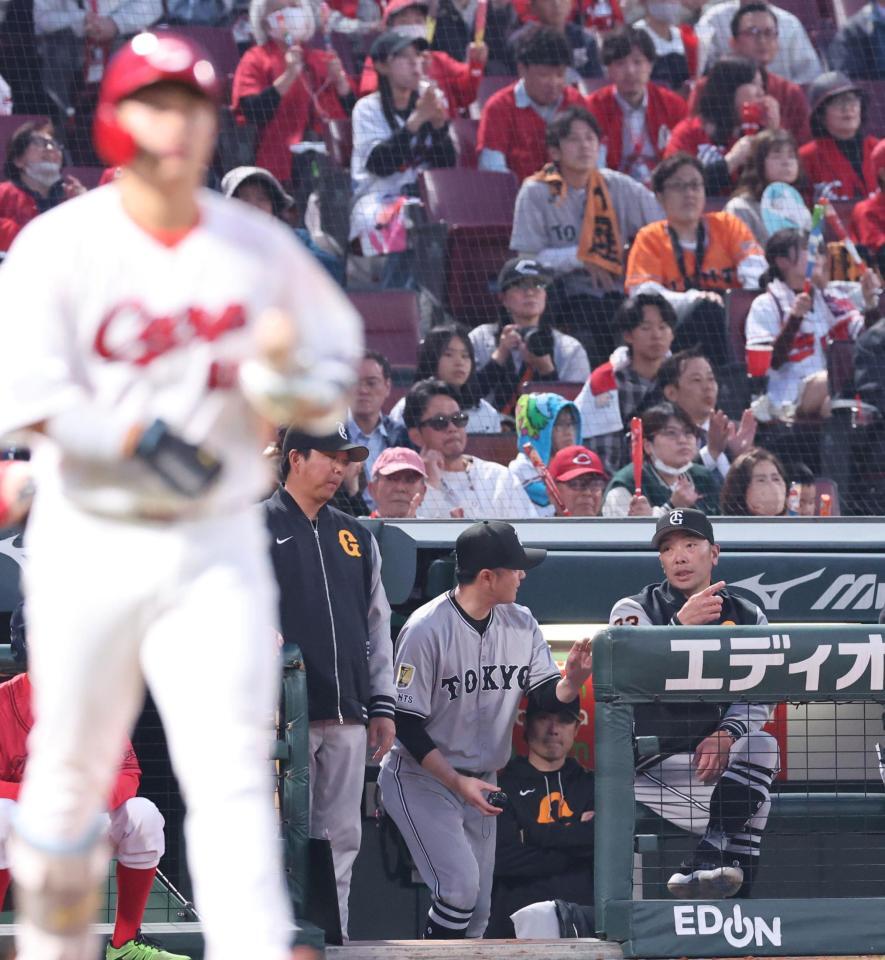 　２回、戸郷が田村に四球を与えた直後、杉内コーチにマウンドに行くよう指示を出す阿部監督（撮影・市尻達拡）