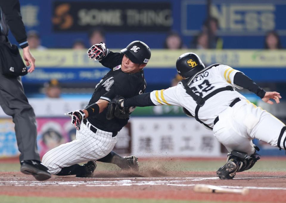 　４回、上田の左前打で二走・佐藤が本塁でタッチアウト（撮影・金田祐二）