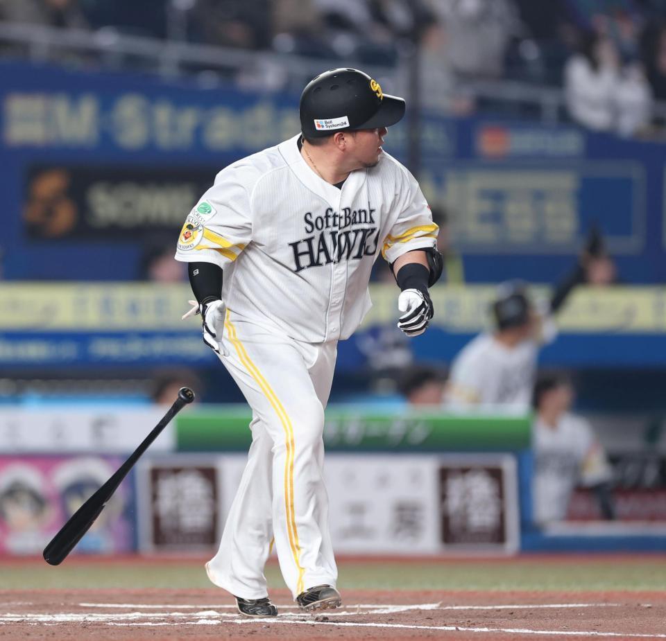 　４回、左越えソロを放つ山川（撮影・金田祐二）