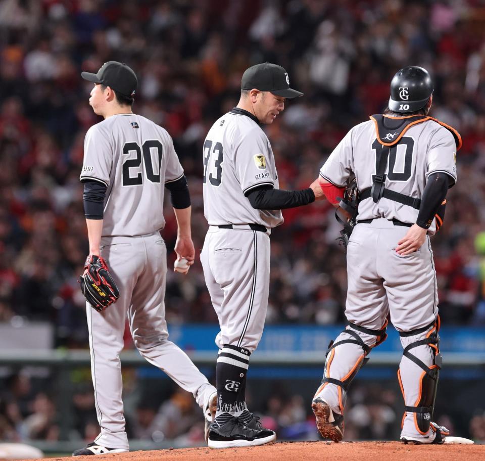 　４回、阿部監督から交代を告げられ、ベンチに帰る戸郷（撮影・市尻達拡）