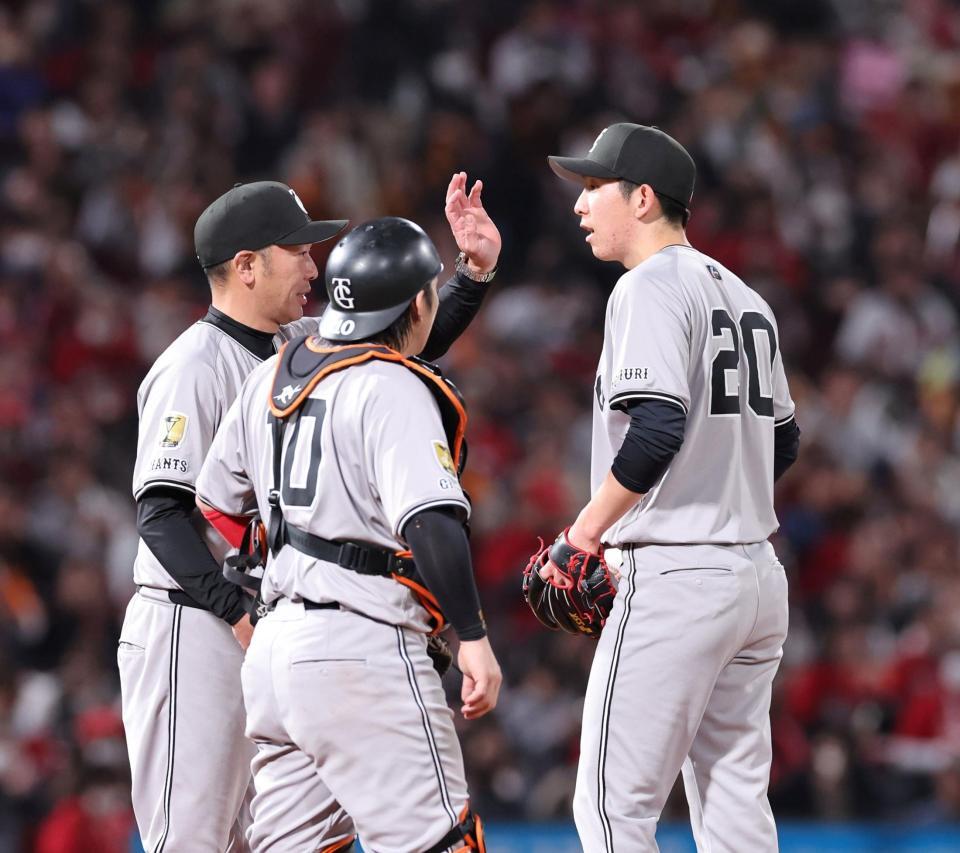 　４回、戸郷に交代を告げる阿部監督（撮影・市尻達拡）