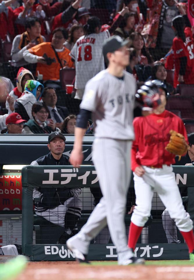 　４回、大量失点した戸郷を見つめる阿部監督（撮影・市尻達拡）