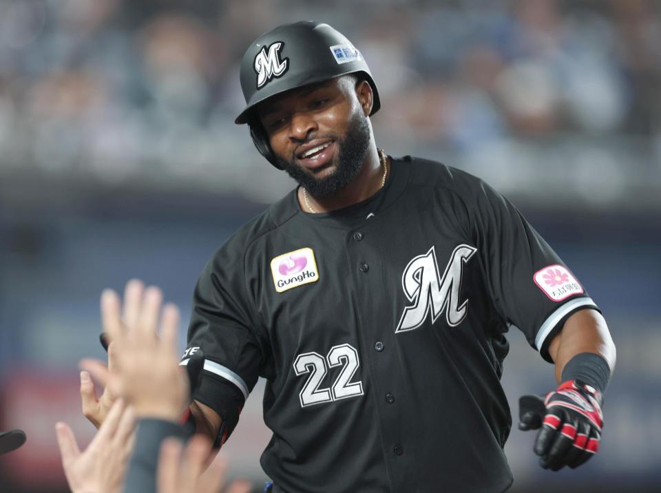 　６回、右越えソロを放ちナインに迎えられるポランコ（撮影・金田祐二）