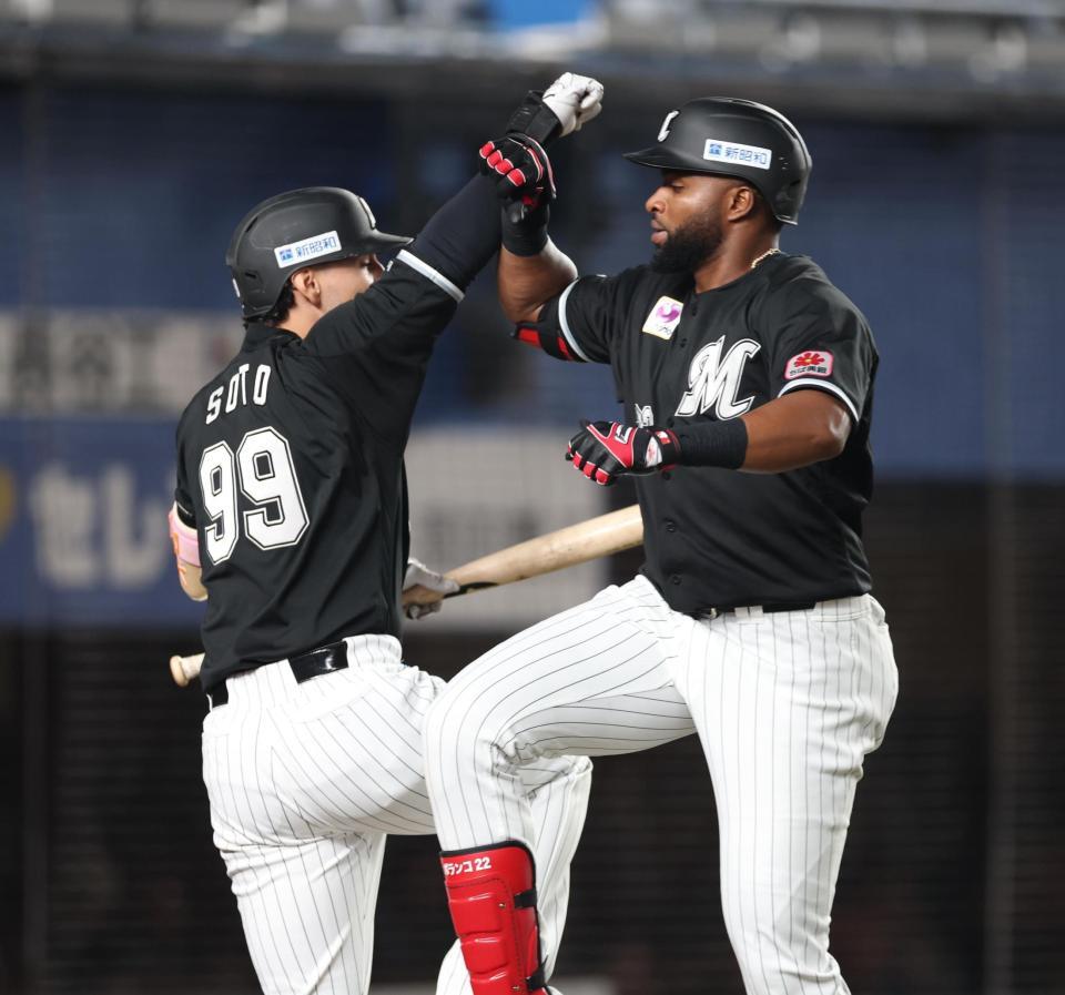 　６回、右越えソロを放ち、佐藤と喜ぶポランコ（撮影・金田祐二）