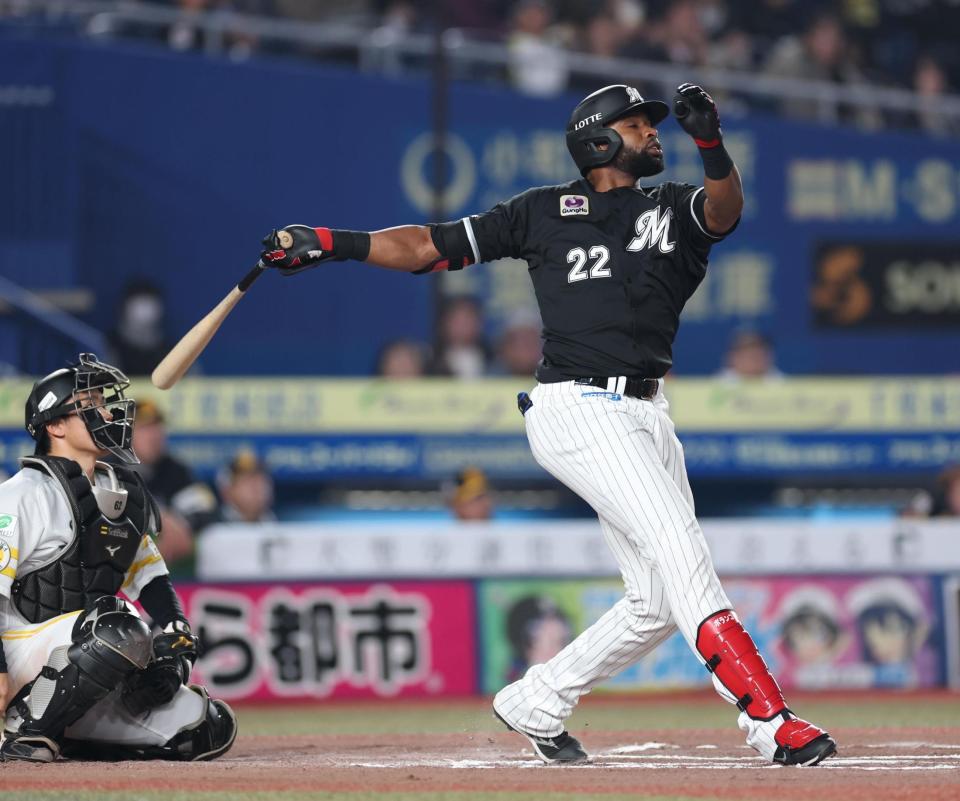 　６回、右越えソロを放つポランコ（撮影・金田祐二）