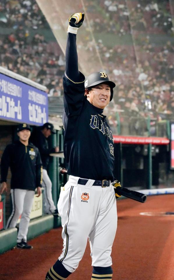 　６回、本塁打を放ちポーズをとる杉本