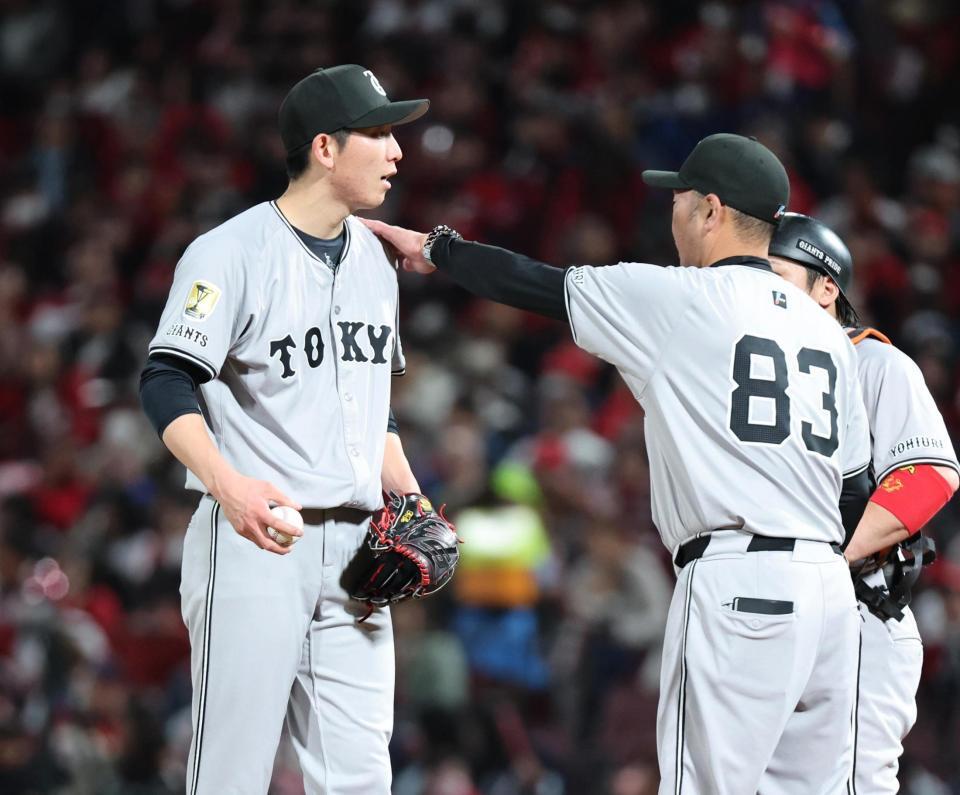 　４回、阿部監督（右）から交代を告げられる先発戸郷