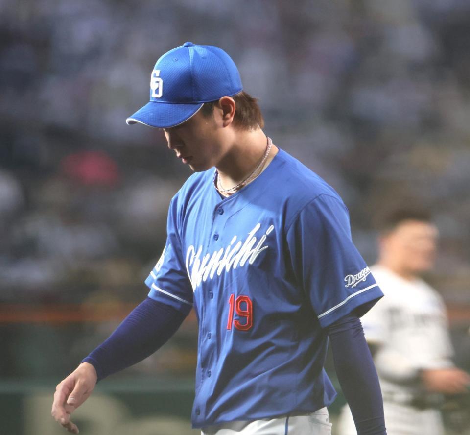 　１回、４点を失い、ガックリとベンチに戻る高橋宏（撮影・北村雅宏）