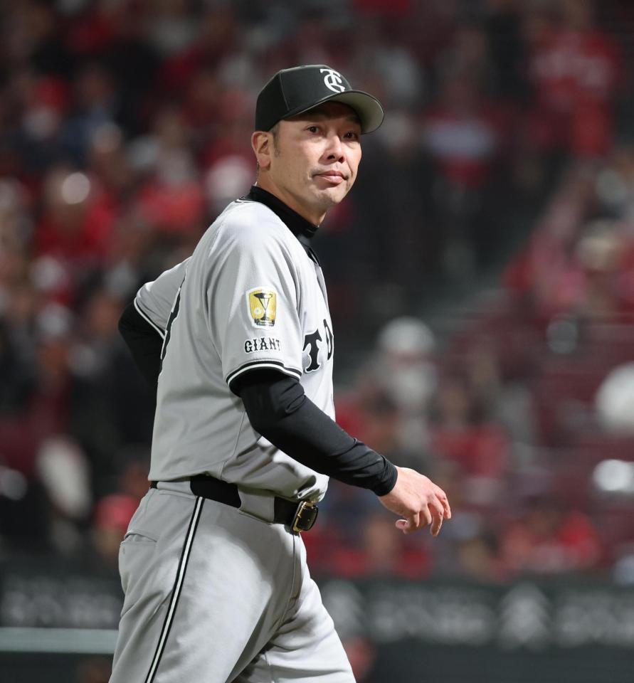 　４回、投手交代を告げ、ベンチに戻る阿部監督