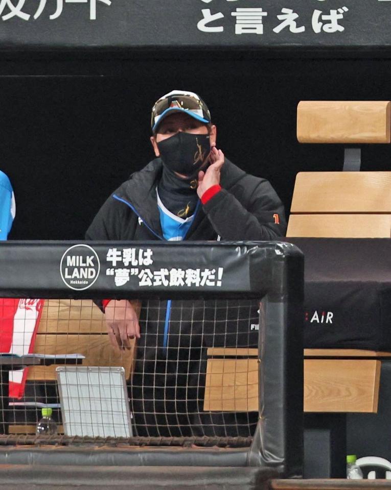　７回、今井から先制点を奪えず、ベンチで考え込む新庄監督（撮影・中島達哉）