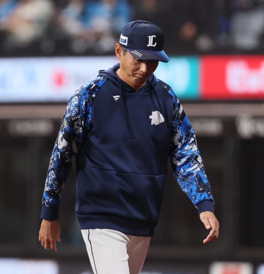 　９回、選手交代を告げる西口監督（撮影・中島達哉）