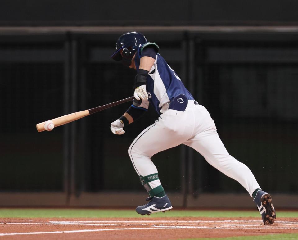 　２回、送りバントした打球に外崎のバットが当たり、ファウルとなる（撮影・中島達哉）