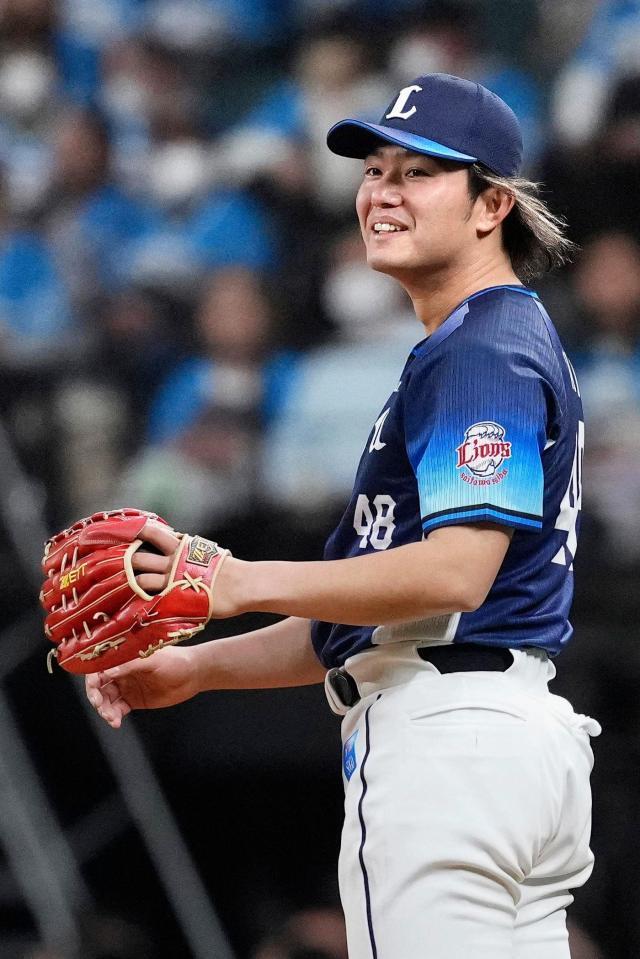 　３回、右翼手・長谷川の好捕に笑顔を見せる今井