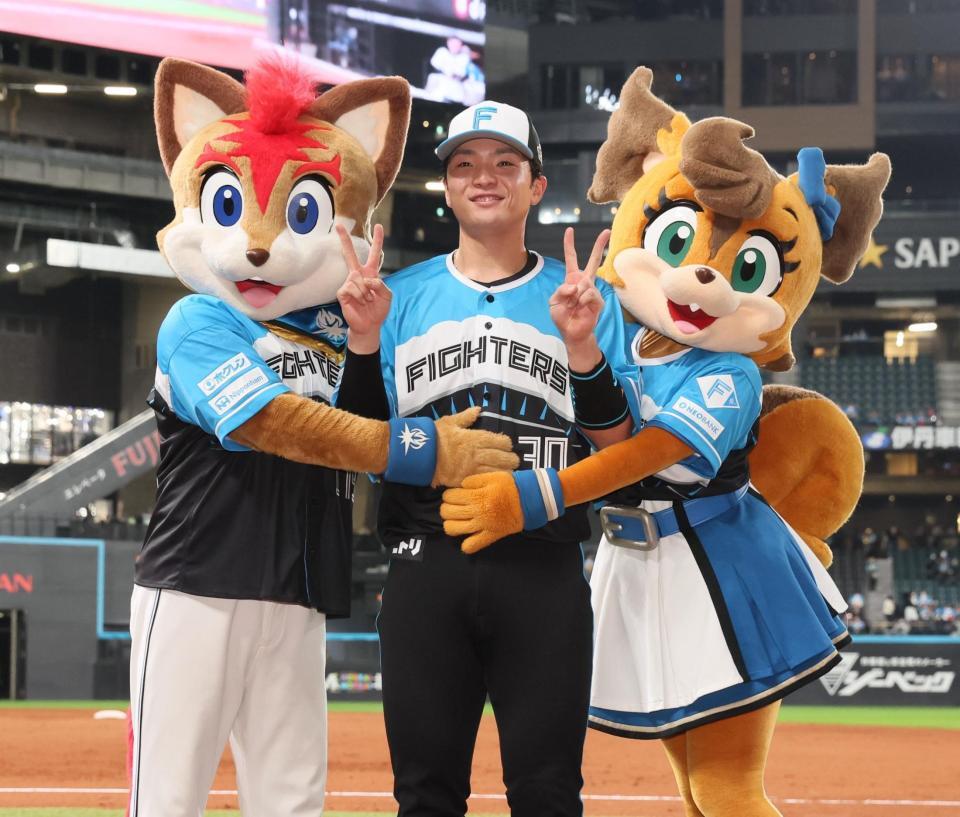 　ピースサインで記念撮影に応じる郡司（撮影・中島達哉）