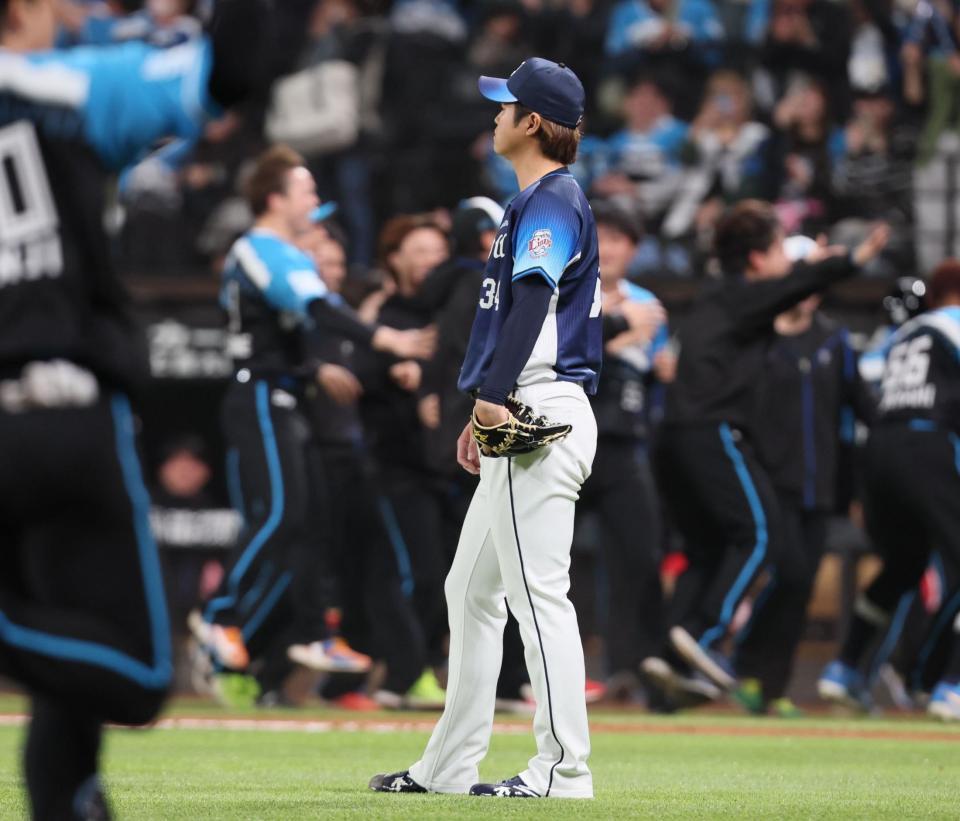 　１２回、郡司（左）にサヨナラ２ランを浴びた甲斐野（撮影・中島達哉）