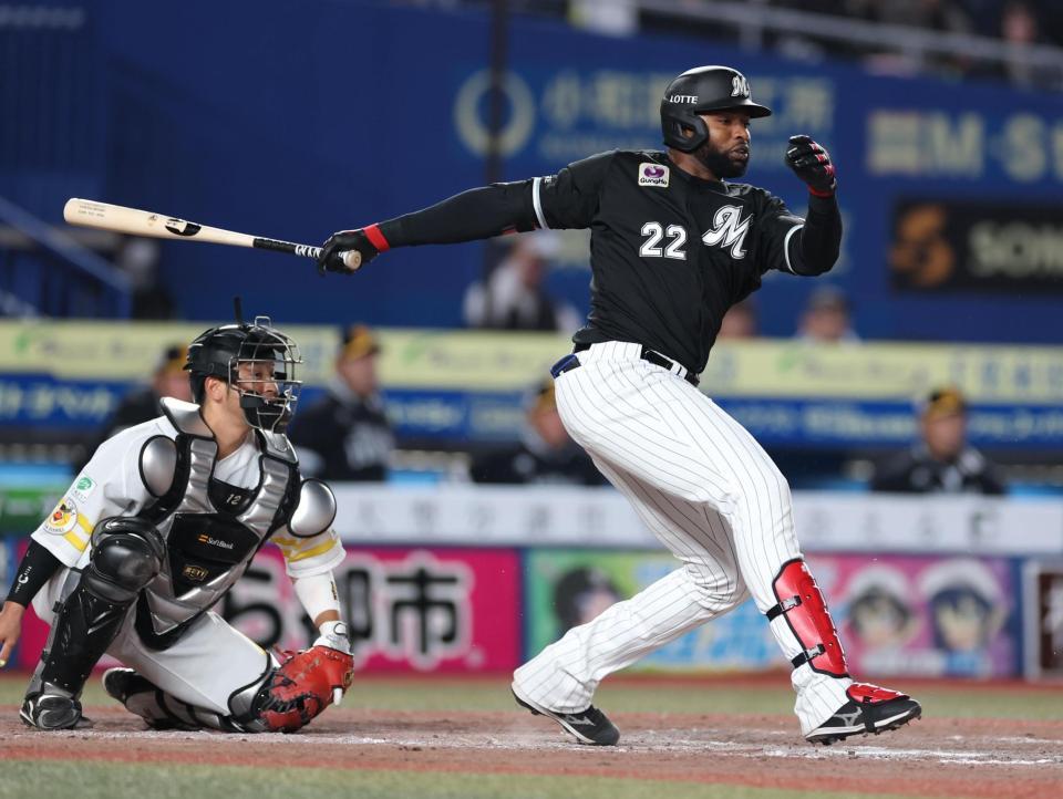 　９回、右前に同点適時打を放つポランコ（撮影・金田祐二）