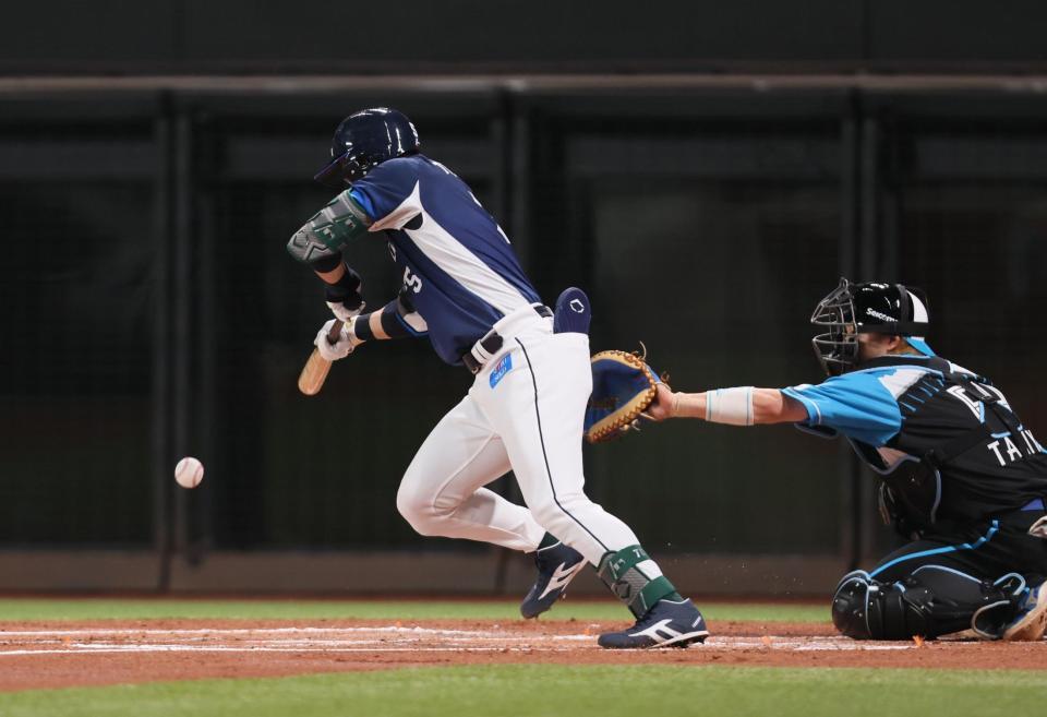 　２回、送りバントを試みる外崎（撮影・中島達哉）