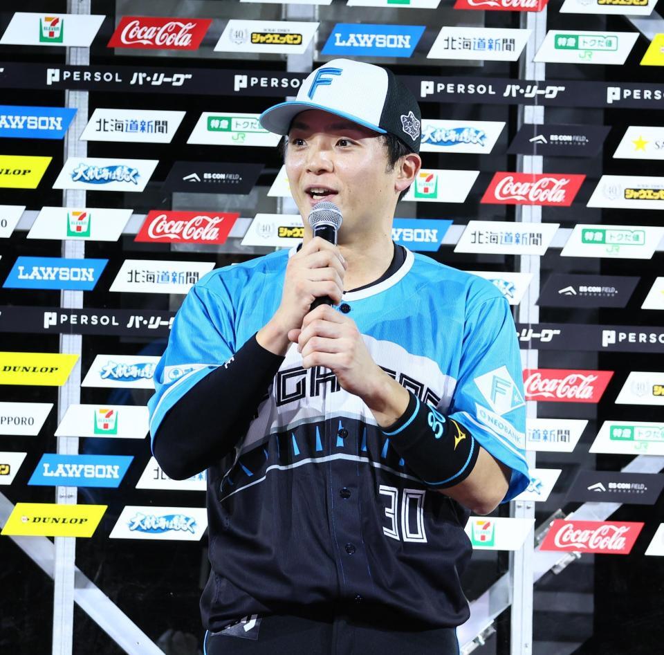 　ヒーローインタビューで喜びを語る郡司（撮影・中島達哉）