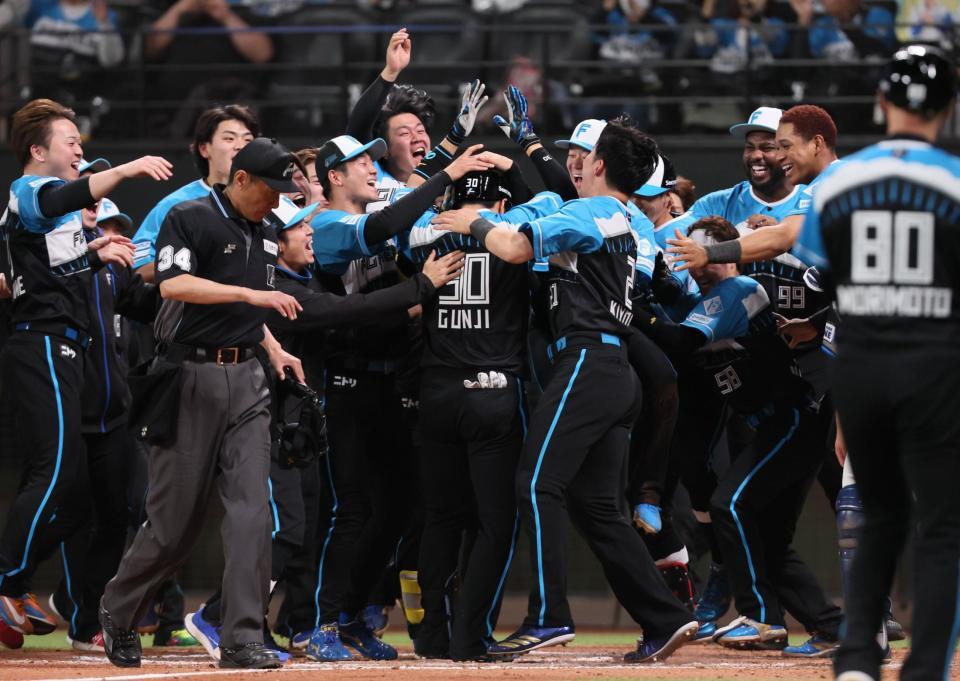 　１２回、サヨナラ２ランを放ち、ナインから手荒く祝福される郡司（中央）＝撮影・中島達哉