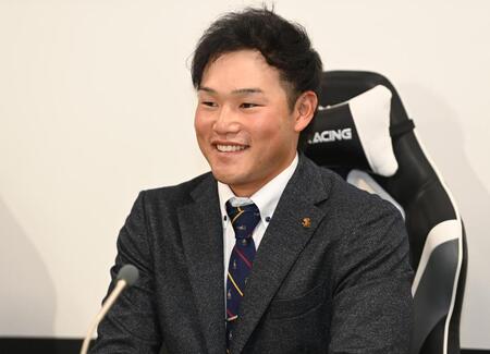 　支配下登録され笑顔で会見に臨む山本（撮影・開出牧）