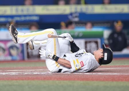 　ロッテ戦の６回、自打球を当て倒れる柳田＝１１日