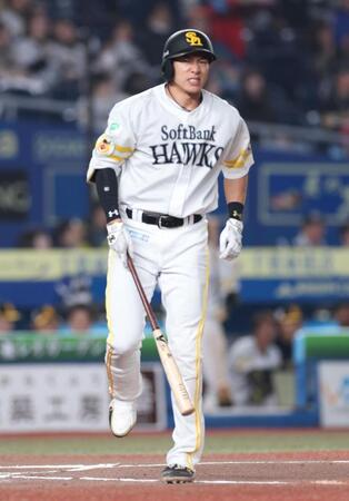 　ロッテ戦の６回、遊直を放つも痛がる柳田（撮影・金田祐二）