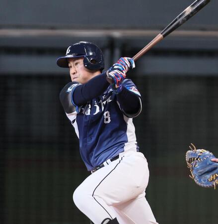 　３回、左前打を放つ渡部聖（撮影・中島達哉）