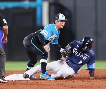 　３回、二盗を決める一走・渡部聖（野手・奈良間）＝撮影・中島達哉