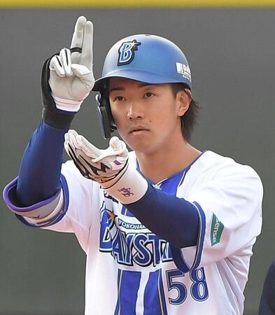 　６回、梶原は右線に適時二塁打を放つ（撮影・佐藤厚）