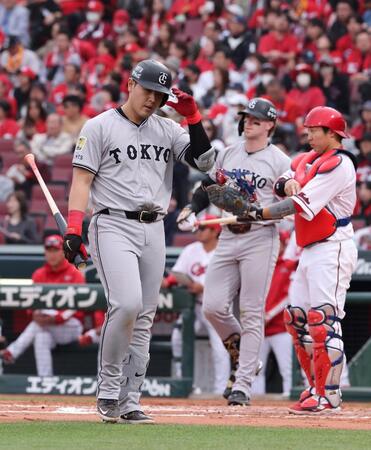 　８回、右飛に倒れ、ベンチに戻る岡本（撮影・市尻達拡）