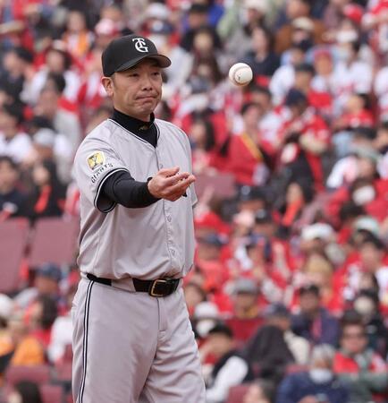 　７回、高梨に球を渡す阿部監督（撮影・市尻達拡）