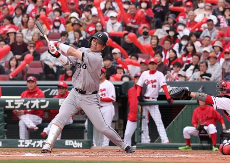 　７回、空振り三振に倒れる代打・大城卓（撮影・市尻達拡）