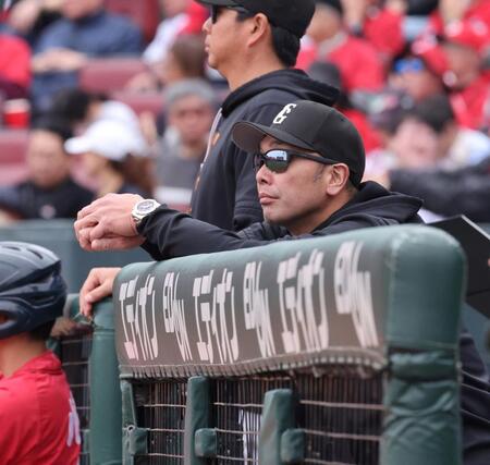 　２回、グラウンドを見つめる阿部監督（撮影・市尻達拡）