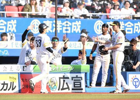 　５回、左越え２ランを放ちナインとタッチを交わす広瀬（左手前）＝撮影・開出牧