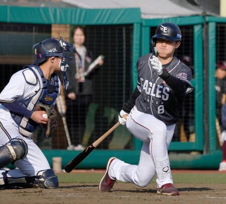 　５回、無死二、三塁の好機で空振り三振に倒れた辰己。捕手若月