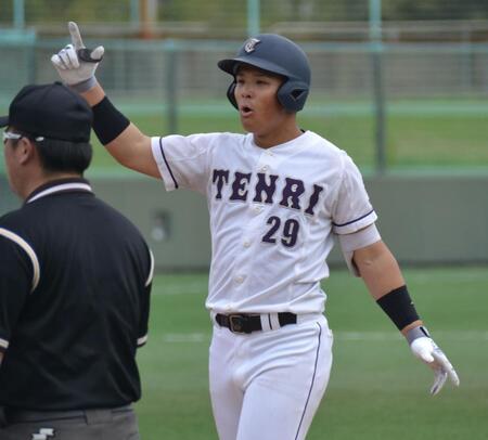 　左前打を放ち、塁上で叫ぶ天理大・関本