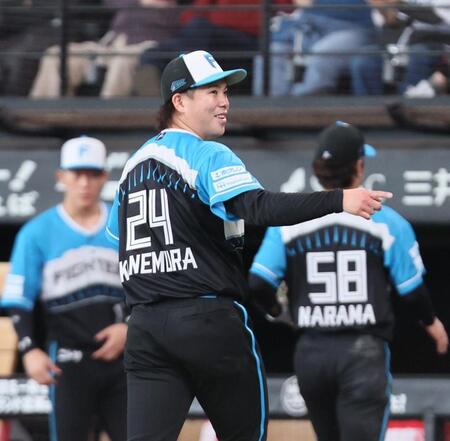 　５回を抑え、ベンチに戻る金村（撮影・中島達哉）