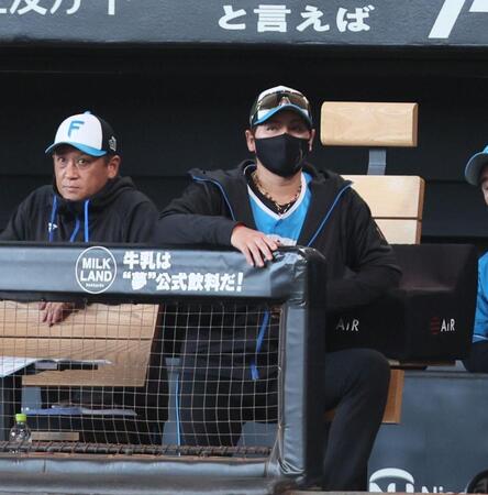　６回、戦況を見つめる新庄監督（右）＝撮影・中島達哉