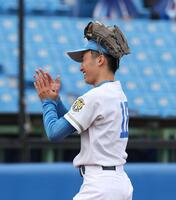 　２回、早大の猛攻をしのぎ、手を合わせる東大・渡辺（撮影・佐々木彰尚）