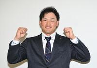 　支配下登録され会見でガッツポーズを決める山本（撮影・開出牧）