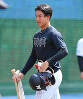 　試合前の打撃練習を終え引き揚げる西川（撮影・開出牧）