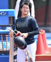 　打撃練習を終えた西川（撮影・開出牧）