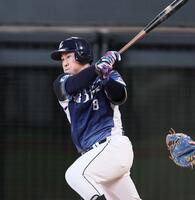 　３回、左前打を放つ渡部聖（撮影・中島達哉）