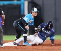 　３回、二盗を決める一走・渡部聖（野手・奈良間）＝撮影・中島達哉