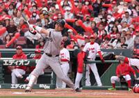 　７回、空振り三振に倒れる代打・大城卓（撮影・市尻達拡）