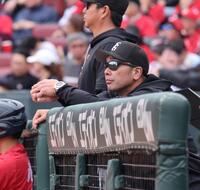 　２回、グラウンドを見つめる阿部監督（撮影・市尻達拡）