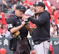 　７回の守備を前に選手交代を告げる阿部監督（撮影・市尻達拡）