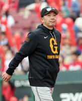 　７回表を終え、選手交代を告げた阿部監督