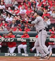 　１回、右飛に倒れる岡本（撮影・市尻達拡）